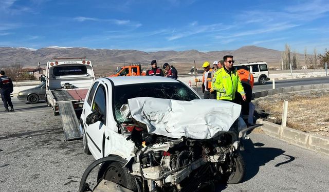 Otomobil ile kamyon çarpıştı: 1 yaralı!