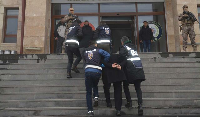 Muş’ta firari 2 şüpheli suç aleti silahla yakalanarak tutuklandı