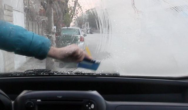 Erzincan’da soğuk hava etkili oldu: Araç camları buz tuttu