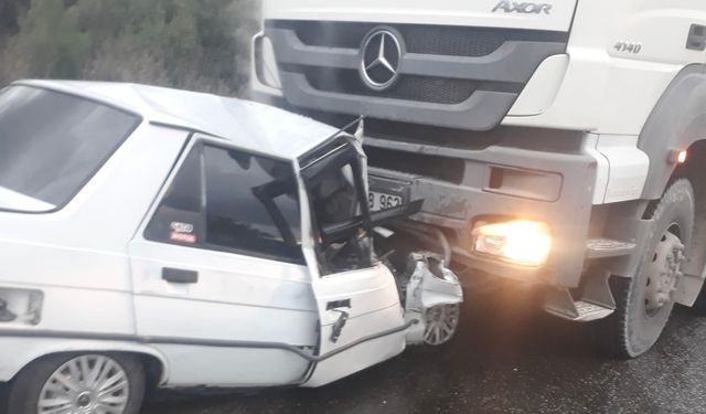 Kamyon ile otomobil kafa kafaya çarpıştı: 1 ölü, 1 yaralı