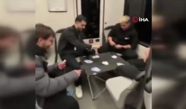 Bursa metrosunda şaşırtan görüntü: Gençler masa kurup kağıt oyunu oynadı