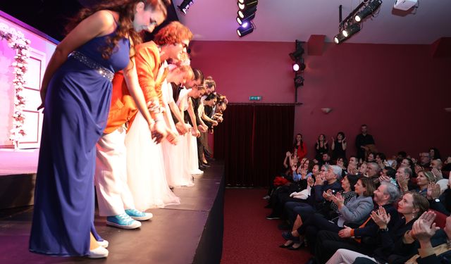 “Kendime Kıyamam” Şehir Tiyatroları’nda görkemli gala ile sahneye merhaba dedi