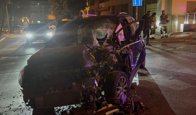 Bayrampaşa’da otobüs ile otomobil kafa kafaya çarptı: 3 yaralı