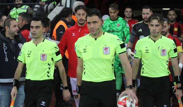 Hakem amca kartlarını verir misin?