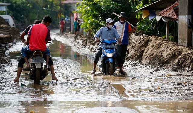 Güney Asya'daki sel ve toprak kaymalarında can kaybı bin 220'ye yükseldi