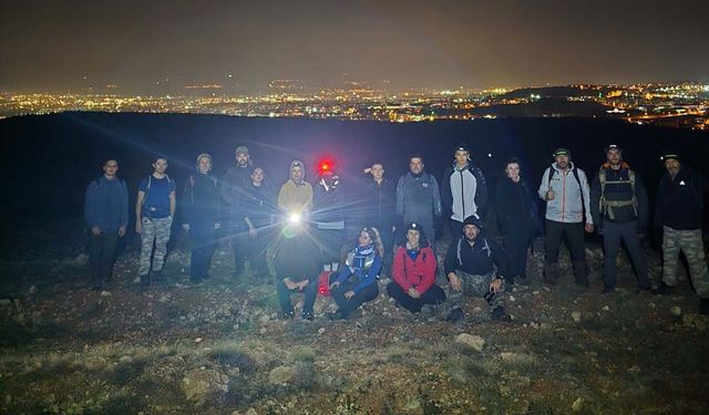 Doğaseverler Dağ Günü’nde gece yürüyüşü yaptı