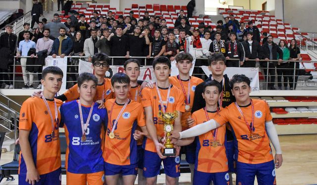 Özel EOSB MTAL’den çifte şampiyonluk: Voleybol ve yüzmede zirve