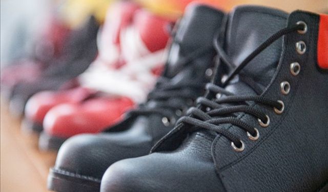 Eskişehir’de Emirdağlılar Vakfı’ndan ihtiyaç sahibi çocuklara kışlık bot desteği!