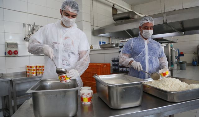 Kriz sofraya vurdu: Odunpazarı aşevi 2 yılda 1 milyona yakın sıcak yemek dağıttı