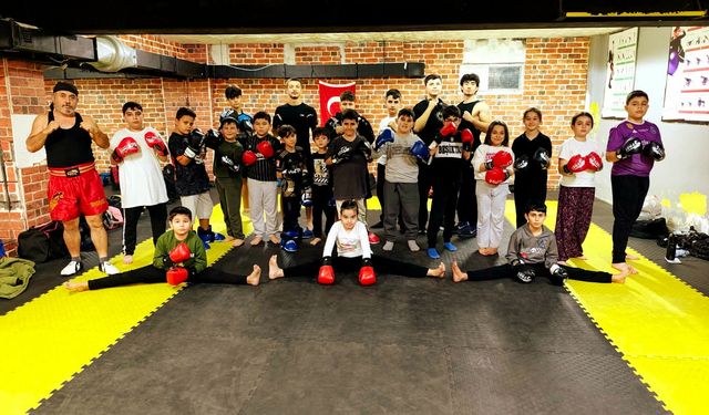 Kick-boks’ta aile sıcaklığı