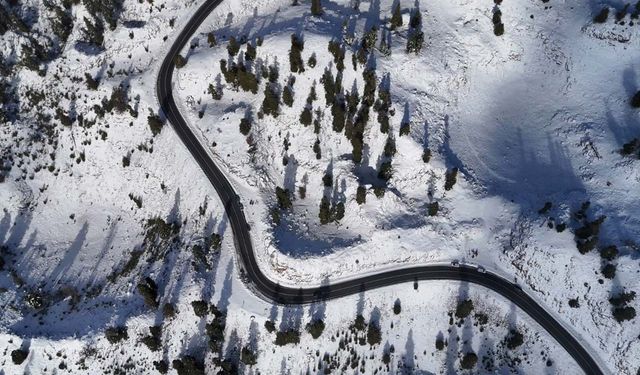 Mersin'de karla kaplanan ormanlık alandan kartpotallık görüntüler