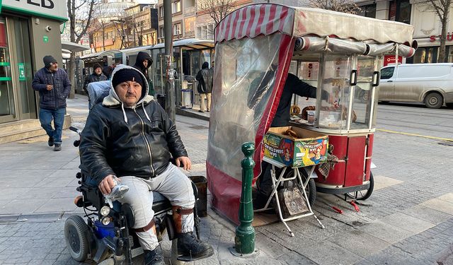 Eksi 17 derece, yüzde 76 engel: Geçinmek için simit satıyor