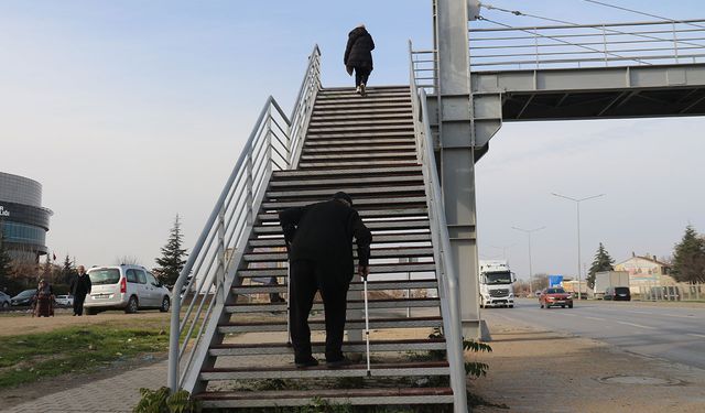 Çevre yolu ikiye böldü: Yaşlılar ve engelliler karşıya geçemiyor