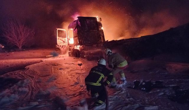 Alevlere teslim olan tır yanarak kullanılamaz hale geldi