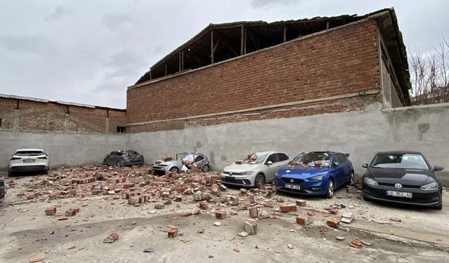 Eskişehir’de fırtına dehşeti: Çatı duvarı otoparka devrildi 6 araç hasar gördü!