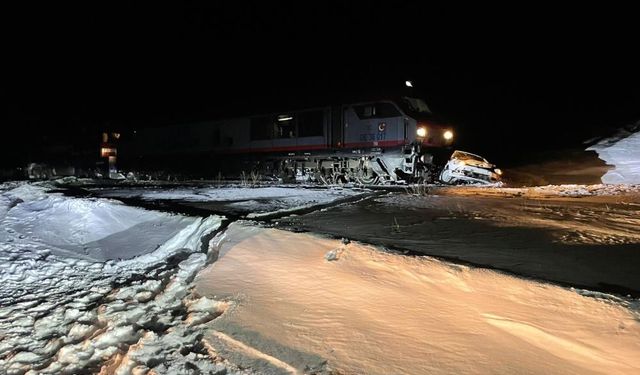 Yük treni otomobile çarptı: 1 yaralı