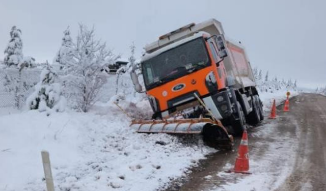 Eskişehir’de kar küreme aracı yoldan çıktı