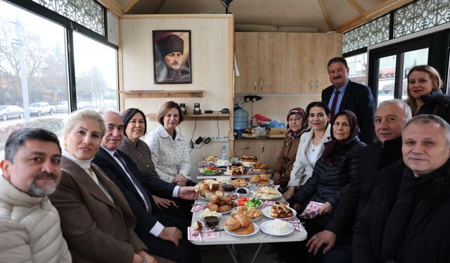 Başkan Ünlüce’den taksi esnafına destek: Yenilenen taksi durağını ziyaret etti