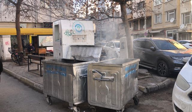 Eskişehir'de çöp konteynerinden yükselen duman tepki topladı