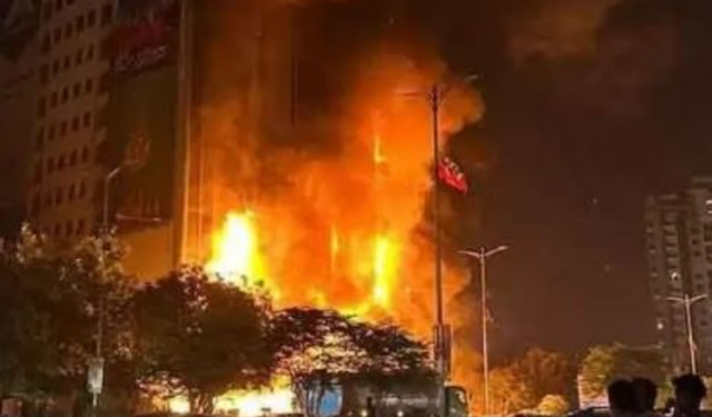 Pakistan'da alışveriş merkezinde yangın: 1'i itfaiye eri 6 ölü!