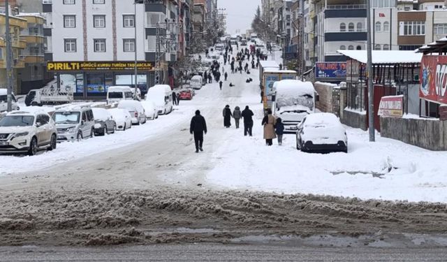 Gaziantep’te çocukların kar keyfi: Tepsi, poşet, leğen ve tahta ile kayak yaptılar