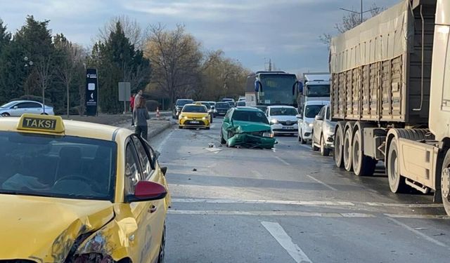 Eskişehir’de otomobil taksiye çarptı: 3 yaralı