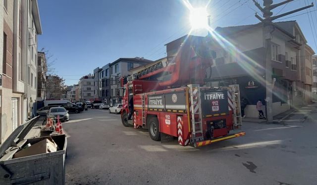 Eskişehir'de baca yangını çıktı: İtfaiye sokağa giremeyince yaya müdahale etti!