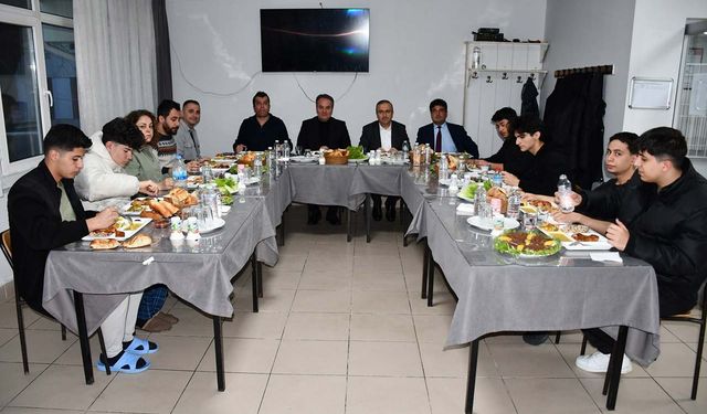 İl Milli Eğitim Müdürü Aydın, öğrencilerle iftar yaptı