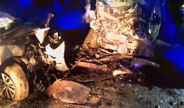 İki otomobil çarpıştı: 3 ölü, 3 yaralı