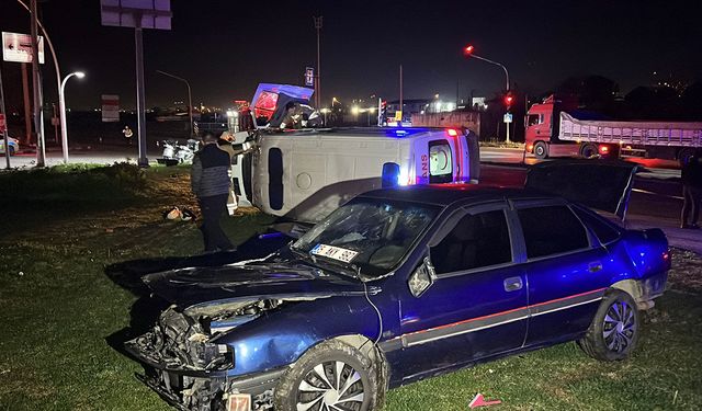 Manisa’da otomobil ile ambulans çarpıştı: 5 yaralı