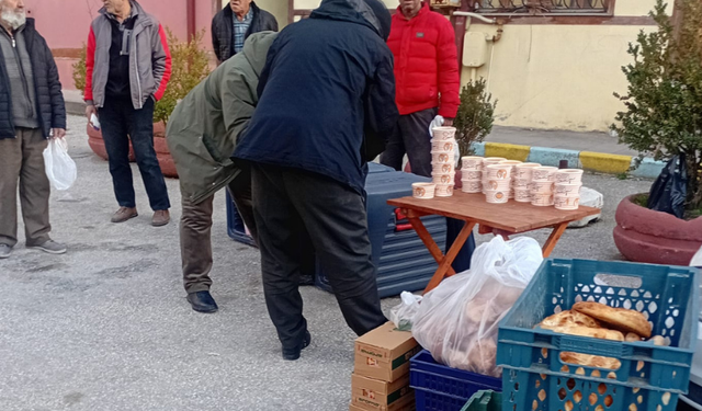 7 yıldır süren gelenek: Eskişehir'de muhtardan her gün 100 aileye iftar