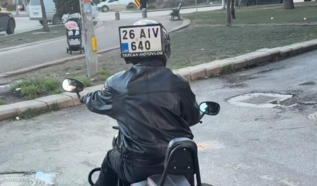 Eskişehir’de yaratıcı çözüm: Düşen plakayı kaskına bantladı