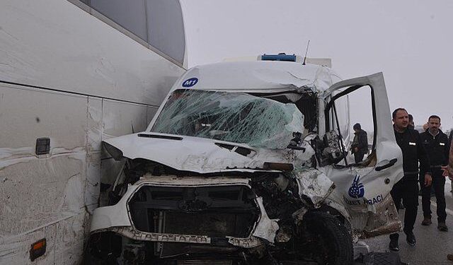 Erzurum’da zincirleme kaza: Yolcu otobüsü ters dönen tıra çarptı, 20 yaralı!