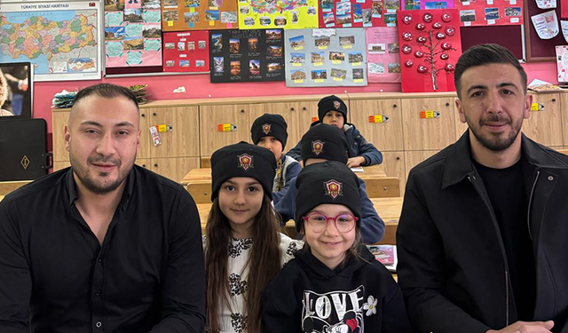 Nefer Tribün’den Anlamlı Ziyaret: Miniklere Bere Dağıttılar