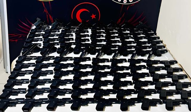 İzmir’de güvercin kümesine gizlenmiş 124 ruhsatsız tabanca ele geçirildi