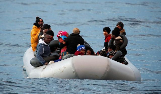 Türk gemisi, Akdeniz'de ölümle burun buruna gelen 142 göçmeni kurtardı