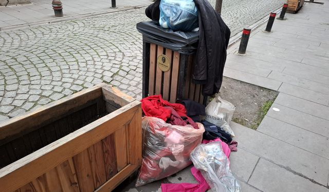 Eskişehir’de israf görüntüsü: Giyilebilir kıyafetler çöp kenarında