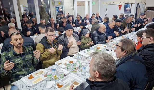 Karaören köylüleri ve misafirleri iftar yemeğinde bir araya geldi