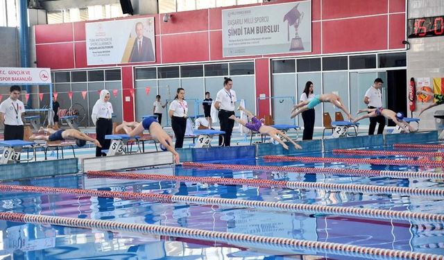 Eskişehir'de yüzme müsabakaları başladı