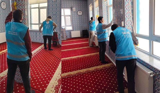 Eskişehir'de öğrenciler camii temizliği gerçekleştirdi
