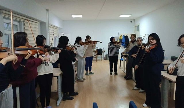 Yurt öğrencileri için keman kursu başladı