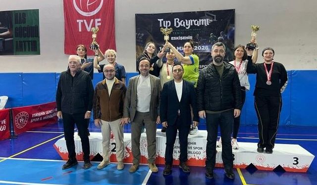 Eskişehir'de sağlık çalışanlarının masa tenisi heyecanı