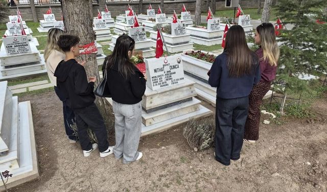 Eskişehirliler 18 Mart'ta şehitlerini unutmadı