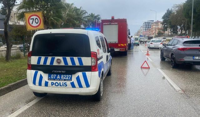 4 araçlı zincirleme kaza: Araçta sıkışan yolcu itfaiye ekiplerince çıkartıldı