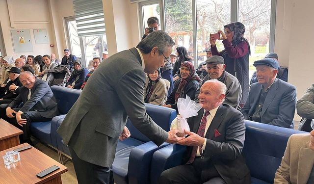 Miniklerden huzurevi sakinlerine anlamlı ziyaret