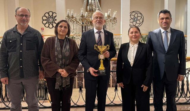 Masa tenisi turnuvasında dereceye giren sağlık personeline tebrik