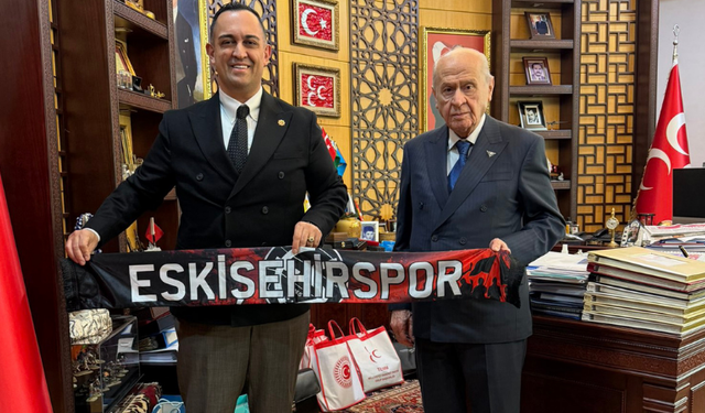 MHP Genel Başkanı Bahçeli'ye Eskişehirspor atkısı hediye edildi