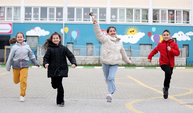 Ders zili yeniden çaldı: 18 milyon öğrenci sınıflara döndü