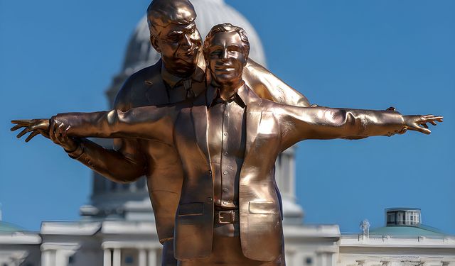 ABD’de olay heykel: Trump ve Epstein aynı parkta tasvir edildi