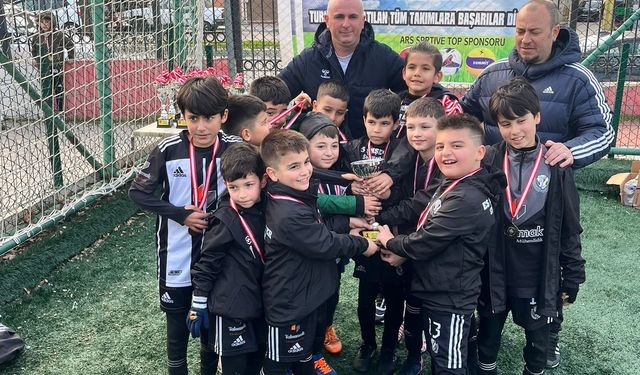 Es Şimşeklerde kupa sevinci